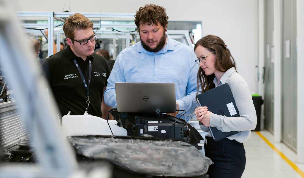 Ingenieros en taller viendo en tiempo real datos del proceso de fabricación.