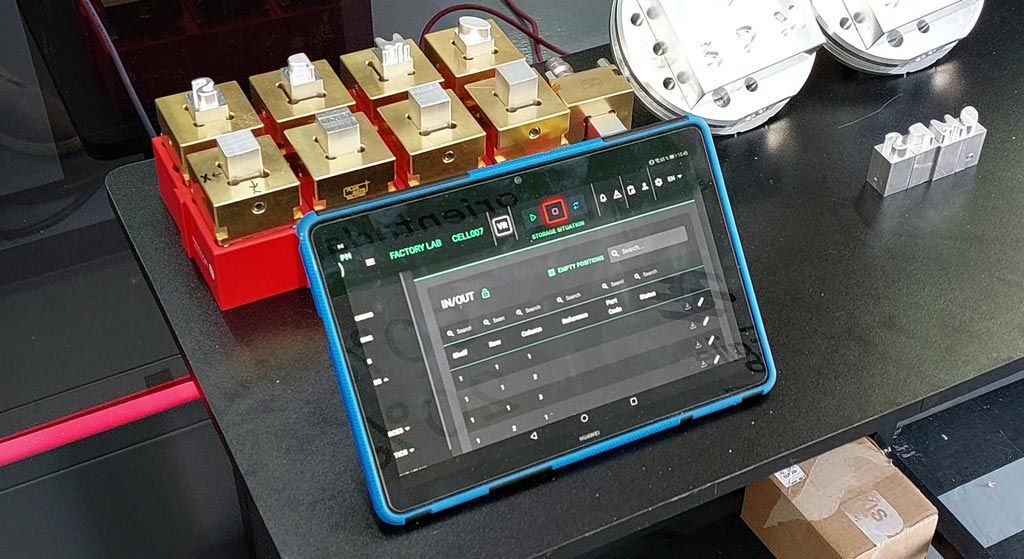 Panel de control de la plataforma MIC en una tablet y varias de las piezas fabricadas.