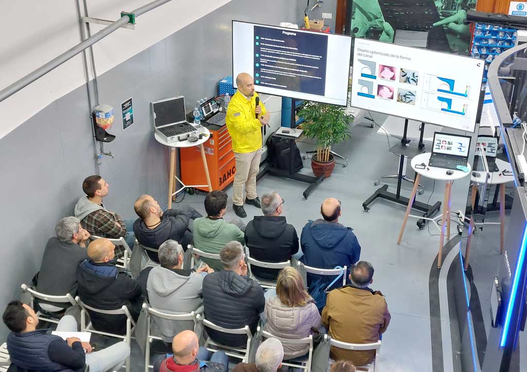 Pablo Medina, experto en productos Sandvik Coromant durante su prensentación.